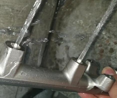 測試燃油共軌管，看用斯曼克水粒流去毛刺前后有何區別？