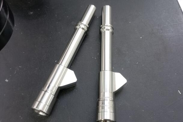 對豬好點，磨粒流用于注射器架交叉孔去毛刺！