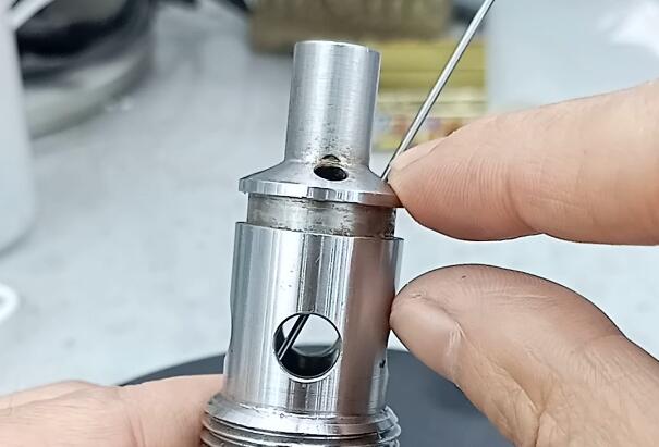 長斜孔去毛刺，磨粒流技術是怎么做到的？