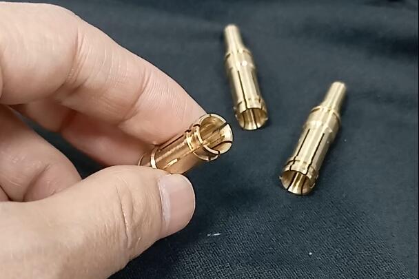 新能源汽車充電樁銅插孔細縫去毛刺，磨粒流拋光設備能做嗎？