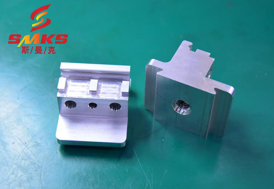 鋁合金<a href='http://www.zhqysound.com' target='_blank'><u>交叉孔去毛刺</u></a>最新工藝